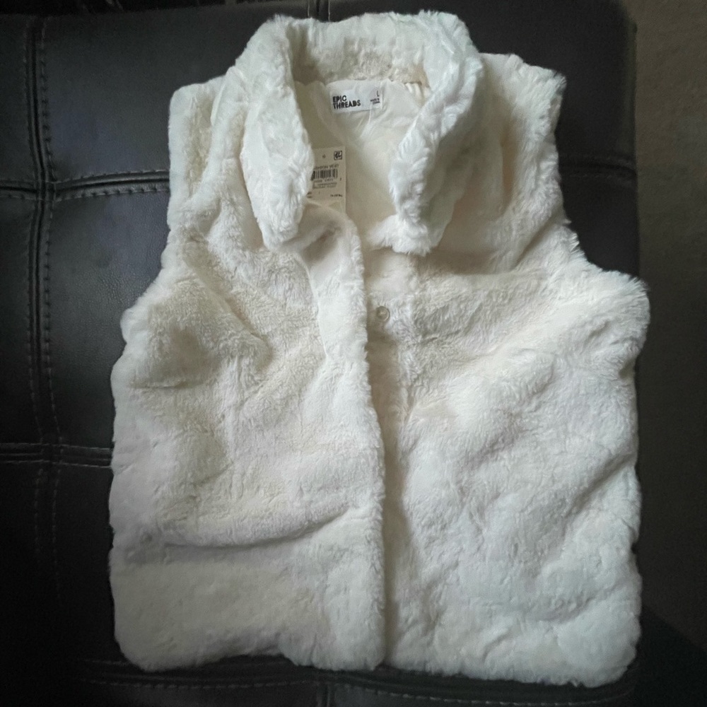New w/tags> Adorable Big Girls Ivory fuax Fur Vest